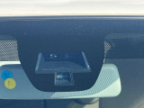 【スズキ セーフティサポート】走行中に前方の車両等を認識し、衝突しそうな時は警報とブレーキで衝突回避と被害軽減をアシスト。より安全にドライブをお楽しみいただけます。