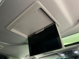 【12.1型フリップダウン】大画面モニターで後席でもエンタメをお楽しみいただけます。家族や友人とお出かけする機会が多い方に大人気です♪