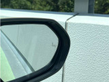隣車線を走る車両をレーダーで検知し、ドアミラーでは確認しにくい後側方エリアに存在する車両に加え、急接近してくる車両も検知します。車両を検知するとドアミラーに搭載されたLEDインジケーターが点灯します。