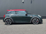 MINI正規ディーラーならではの品質の高い認定中古車を常時20台以上展示しております。