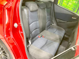 コンパクトカーですが、セカンドシートは十分な広さがあり快適にお乗りいただけます♪シートを倒して大きな荷物を積んだりと、用途の幅が広い1台です。