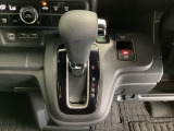 CVT車のセレクトレバーです。低速から高速まで、変速ショックのないスムーズな走りと、エンジン効率のよい領域を維持して燃費にも貢献します。サイドブレーキはスイッチ操作の電子制御パーキングブレーキです。