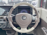 インテリアに合わせたデザインのステアリングは、運転される方のことも考え、運転しやすい形状、大きさです。是非一度、実際に触ってお確かめください。