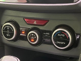 【オートエアコン】一度お好みの温度に設定すれば、車内の温度を検知し風量や温度を自動で調整。暑い…寒い…と何度もスイッチ操作をする必要はありません。快適な車内空間には必須の機能ですね♪