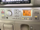 【オートエアコン】一度お好みの温度に設定すれば、車内の温度を検知し風量や温度を自動で調整。暑い…寒い…と何度もスイッチ操作をする必要はありません。快適な車内空間には必須の機能ですね♪
