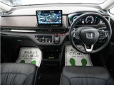 とても握りやすいステアリング!運転手の気持ちがそのまま伝わるかのような反応をしてくれます!小物入れや各ボタンの配置にこだわり、とても使いやすいです !視認性も良好なのでロングドライブもお任せ下さい!