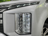 【LEDヘッドライト】悪天候や夜間走行時も良好な視界を確保し安心して運転できる高輝度LEDヘッドライトを装備!点灯速度が早く、消費電力も抑えられています。