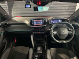 スッキリとまとめられた運転席周りで、運転を楽しくさせる内装です。まさにcockpitです!