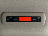 【リアオートエアコン】広い後部座席には必須の機能!風量や温度を自動で調整し前席と同様な車内環境にしてくれるリアオートエアコンを装備。夏の暑さも冬の寒さもストレスなく快適にお過ごしいただけます♪
