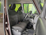 運転席まわりには十分なスペースがあり、大柄な方でもゆったり運転していただける環境です。