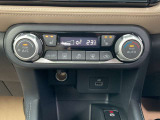 オートエアコン。運転席、助手席を温めるシートヒーターのスイッチです。