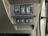 両側電動スライドドアは運転席から操作ができるます。そのほかヘットライトリベライザーやHondaセンシング用のVSA解除とレーンキープアシストシステムなどのメインスイッチなども装備しています。