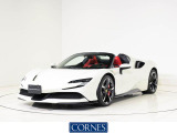 Ferrariの最先端技術を結集したSF90 Spiderは、1000cvものシステム出力を誇るPHEV(プラグインハイブリッド)モデルでありながら、オープントップで走る歓びも兼ね備えた一台です。