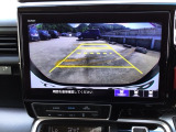 【バックカメラ】運転が苦手な方も車庫入れラクラクです!ギアをリバースに入れれば自動的に切り換わりますので、面倒な操作は不要です♪狭い駐車場もお車を傷つけず安心ですね!
