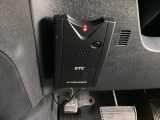 ハンドルの左下にETCがついています。高速道路の料金所の通過も楽々です!。 カードの取り出しもしやすい場所についています。