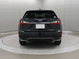 運転席およびバックドアのスイッチ、または電子キーの操作で、バックドアの自動開閉や一時停止が行えます。手動で閉める場合には、イージークローザーが機能し、しっかり閉じるようサポートします。