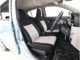 運転席シートです。座り心地を高めた座面構造となっておりますので、近場へのちょっとした移動やロングドライブ時など、どんな時でも快適なドライビングを楽しんでいただく事が可能です。