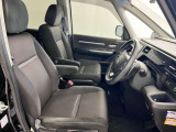 ゆったりと座れる運転席シートですのでストレスなく運転が出来ますよ!