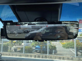【 デジタルインナーミラー 】車両後方カメラの映像をミラーに映すことが出来ます! そのため、後席に人や荷物があって後方が見えづらい場合でもしっかり視界を確保することが出来ます!//
