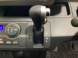 CVT車のセレクトレバーです。低速から高速まで、変速ショックのないスムーズな走りを実現するとともに、エンジン効率のよい領域を維持することで燃費にも貢献します。