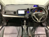 車内は光触媒抗菌消臭施工済です。インパネ周りはスタイリッシュなデザインです。グローブボックスやカップホルダーのほかにトレーなどたくさんの収納スペースが付いています。