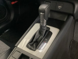 「e:HEV」搭載車です。日常シーンのほとんどをモーターで走行し、高速クルージングなどモーターよりもエンジンの方が効率が良い領域はエンジンで走行、あらゆる領域で優れた燃費走行を実現します。