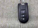 手荷物が多いときでも、スマートキーをバッグやポケットに携帯していれば、キーを取り出すことなくドアの解錠・施錠ができます