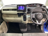 車内は光触媒抗菌消臭施工済です。インパネ周りはスタイリッシュなデザインで機能や装備も充実しています。グローブボックスやカップホルダーのほかにトレーなどたくさんの収納スペースが付いています。