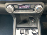 オートエアコンを装備しています、自動で車内の温度調節してくれる便利な装備です。その下には前席専用のシートヒーターを完備。寒い日でも直ぐに暖かく快適に過ごせます。