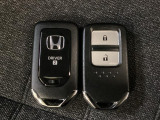 スマートキーを装備しています。鍵を差し込むことなくドアロックの開け閉めと、スタートボタン操作でのエンジンスタートができます。スペアキーも同じものを用意しております。