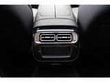 納車前整備は、メルセデスベンツ国際認定メカニックによる最新の検査ライン等の施設が充実した当社工場で入念に行います。メルセデス・ベンツの定める厳しい基準をクリアしたお車のみをご案内させて頂きます。