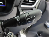 スイッチをオートに設定しておけば、車外の明るさに応じて自動的にヘッドランプを点灯・消灯します。夕暮れ時やトンネルの続く山道などを走行する時に便利なコンライトを装備しています。