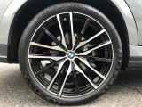【BMWアロイホイル】軽量かつ強度に拘ったアロイホイル。走行性能ポテンシャルを引き出す設計。車の足元を引き締めてくれる大きなポイントはアロイホイルです。