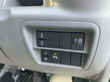 運転席のハンドル右奥側にまとめられたスイッチ群。一目で分かりやすく操作しやすいです。