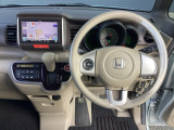 運転席周りです。カップホルダーや小物の収納などは必須ですよね!!使い勝手の良いつくりになっております!!