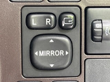 【電動格納ミラー】サイドミラーは電動格納式となっており、狭い駐車場でもキズがつくリスクを抑えられます。