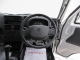ダイハツのお店では、ダイハツ車を知り尽くしたプロフェッショナルが、専用の診断機器を使って各システムを点検しております。