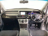 車内は光触媒抗菌消臭施工済です。インパネ周りはスタイリッシュなデザインで機能や装備も充実しています。グローブボックスやカップホルダーのほかにトレーなどたくさんの収納スペースが付いています。