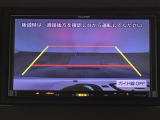 【バックカメラ】運転が苦手な方も車庫入れラクラクです!ギアをリバースに入れれば自動的に切り換わりますので、面倒な操作は不要です♪狭い駐車場もお車を傷つけず安心ですね!