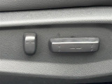 【パワーシート(電動シート)】シートを電動で、前後にスライドまたは上下の高さなどを調整することができます!細かい操作もスイッチ一つでできるので、とても便利です!