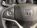 ステアリングスイッチがついていますので、オーディオのチャンネル変更、ボリューム、ジャンル変更が操作可能です。ハンドルから手を離さず安全に操作できます。