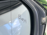 【ブラインドスポットモニター】走行中、ドアミラーの死角になりやすい箇所に後続車が接近するとサイドミラーのレンズに警告を表示!ドライバーに注意喚起をしてくれます。