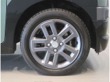 純正のアルミホイール装着車です。タイヤサイズは165/60R15です。