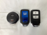 スマートキーを装備しています。鍵を差し込むことなくドアロックの開け閉めと、スタートボタン操作でのエンジンスタートができます。加えて、純正リモコンエンジンスターター用の操作キーもついています。