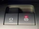 【電動パーキングブレーキ】パーキングブレーキは便利な電動式!ボタン一つで操作でき、アクセルを踏めば自動で解除されます♪レバーやペダルが無いので運転席廻りもすっきりしますね♪