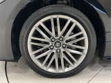 タイヤサイズは225/45R18!残り溝は5ミリ程度です!純正アルミホイール!アルミホイールに傷があります。