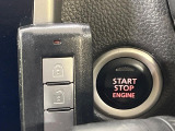 【インテリジェントキー】カバンやポケットに入れたままでもドアの施錠・解錠が可能なスマートキーを装備。エンジンのオン・オフ時もカギを取り出す必要が無いからとっても便利です♪