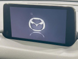 【8インチマツダコネクト】車内の雰囲気にマッチした大型のディスプレイ。スマホ接続でのナビ使用やBluetooth再生等、様々な機能が楽しめます。直感的なダイヤル操作が可能で、使い勝手も良好です。