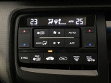 【左右独立オートエアコン】左右席で独立温度コントロールが可能です。運転席はキンキンに冷やして助手席はマイルドにと言った設定が可能です☆暑さ寒さでケンカすることもなくなりますね♪