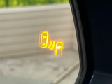【ブラインドスポットモニタ】レーダーにより隣車線の車両を検知。車両を検知した側の表示灯が点灯。車両を検知している側に車線変更をしようとした場合、ブザーと表示で危険をお知らせします。